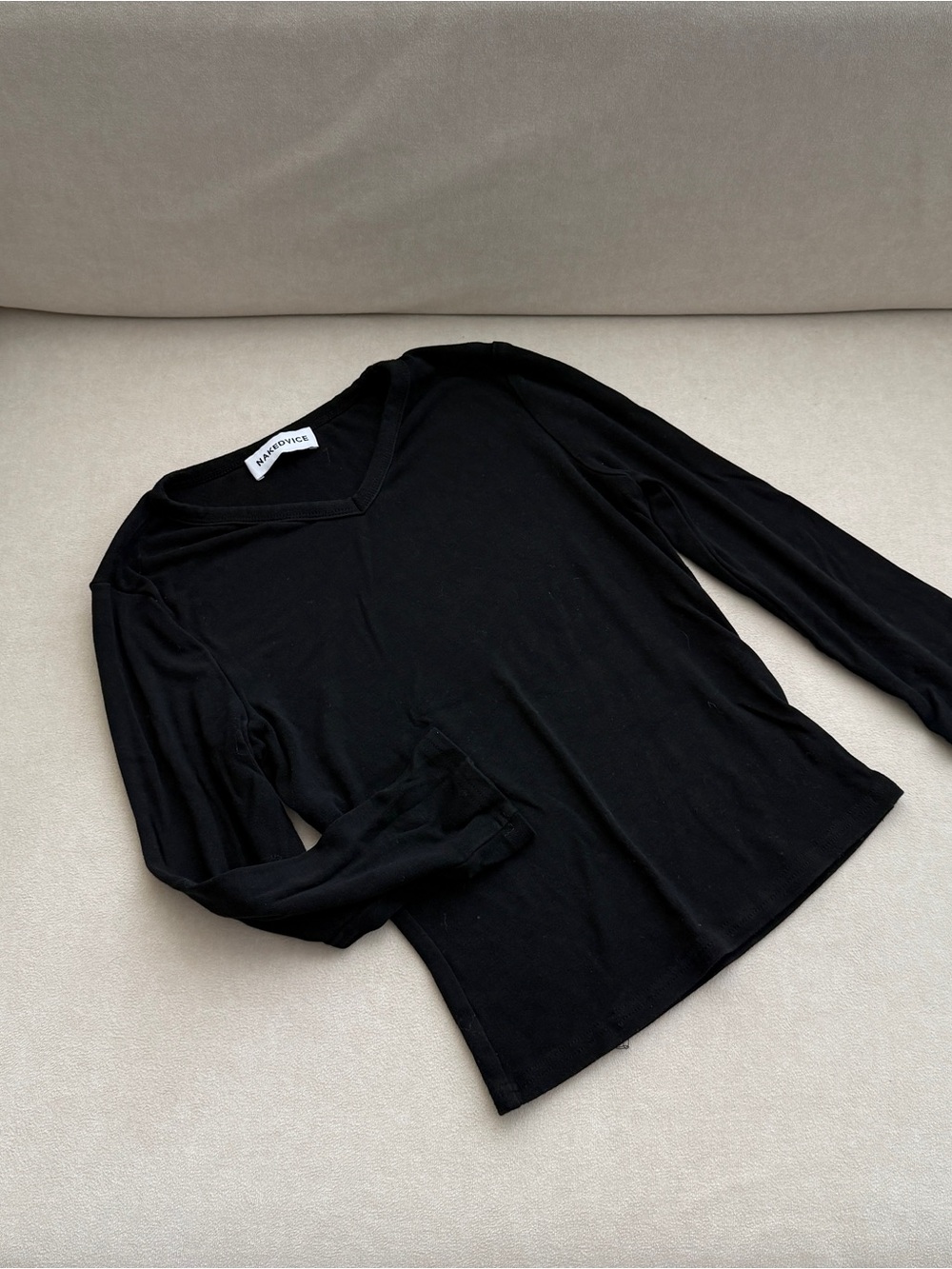 nakedvice 3/4 sleeve v neck top